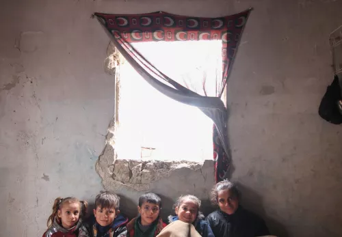 Syrien: Kinder kauern sich vor der Kälte unter einer Decke zusammen