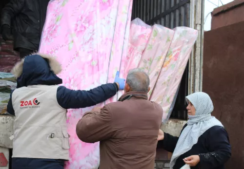 ZOA Mitarbeiter verteilen Matratzen gegen den syrischen Winter