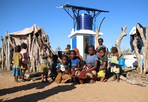 Kinder an einer wieder aufgebauten Wasserstelle in Marojela, Madagaskar