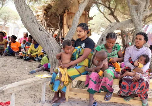 Zyklon Batsirai in Madagaskar: Gruppe Geflüchteter sucht vor dem Sturm Zuflucht. Bild: Medair