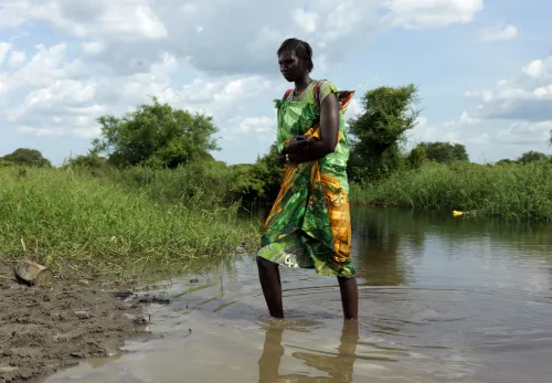 Flut im Südsudan: Eine junge Frau steht in einem Fluss
