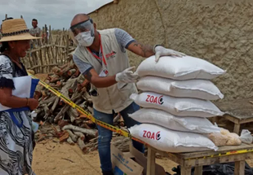 Coronahilfe in Liberia: ZOA-Mitarbeiter verteilt Säcke an Einheimische