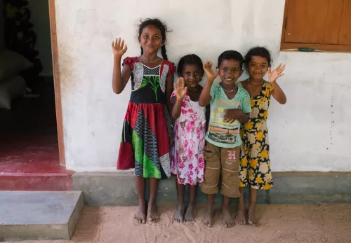 Sri Lanka: Kinder winken zum Abschied