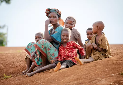 Was ist los in Burundi: Frau aus Burundi mit ihren Kindern