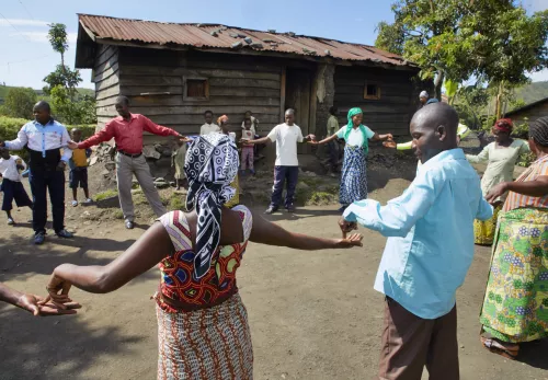 Soziotherapie: Menschen in einer Gruppe im Kongo halten Hände