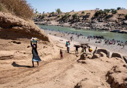 Nothilfe: Flüchtlinge aus Tigray überqueren den Fluss zum Sudan