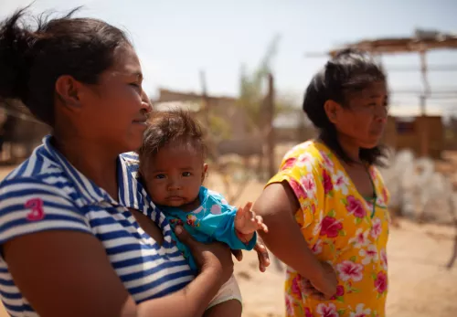 Was ist los in Kolumbien: Zwei Venezolanische Frauen mit Baby in einem Flüchtlingscamp