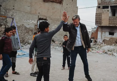 Engagiert für Flüchtlinge weltweit: Joël Voordewind spielt mit Jungen im Irak