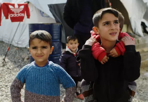 Kinder auf der Flucht: Jungen im Flüchtlingscamp im Irak