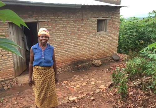 Marie vor ihrem Haus in Burundi