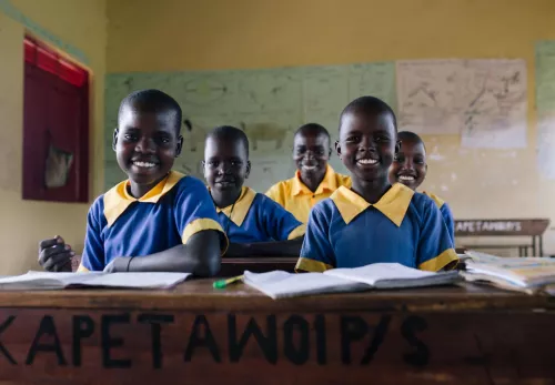Das tut ZOA: Schulkinder im Unterricht in Uganda