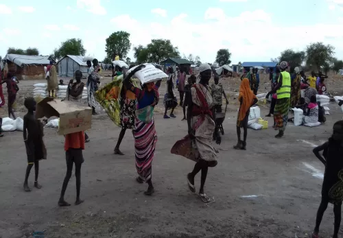 Südsudan: Dorfeinwohner erhalten Lebensmittelpakete