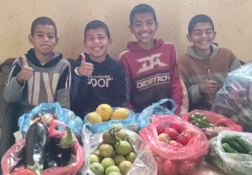 Nothilfe im Gazastreifen: Kinder erhalten Lebensmittel