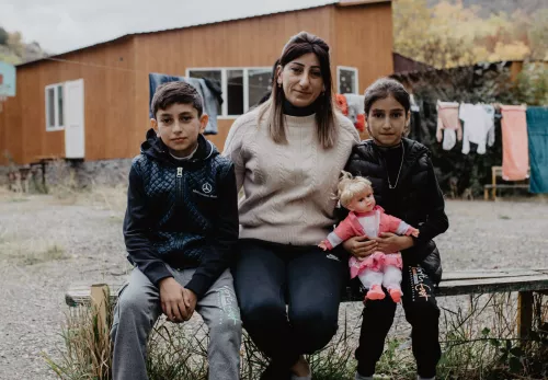 Von Berg-Karabach nach Armenien: Margaretha und ihre Kinder sitzen auf einer Bank. 