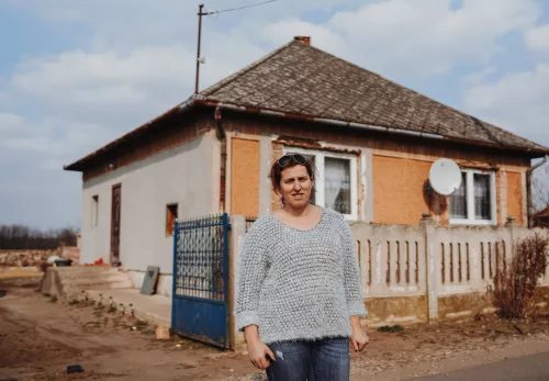 Helden an der Grenze: Kinga vor ihrem kleinen Haus
