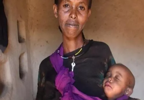 Nur eine Mahlzeit pro Tag: Hamdiya aus Äthiopien mit ihrem Kind auf dem Arm