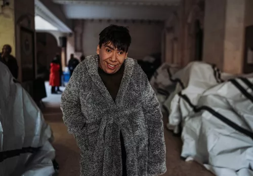Hanna geht durch den Flur einer Notunterkunft in Syrien.