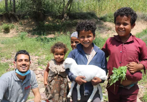 Lächelnde Kinder finden wieder Hoffnung mit einem ZOA-Mitarbeiter im Jemen