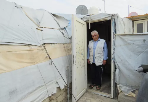 Hilfe von Herzen: Ein Mann in seinem Zelt in Bardarash