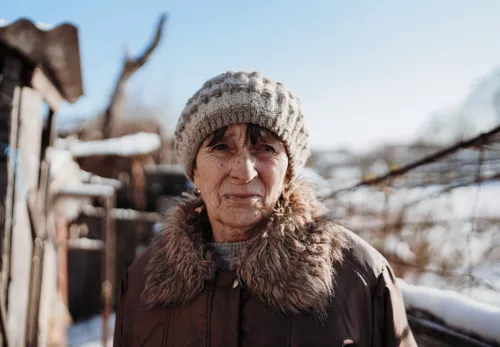 Hilfe nach einer Katastrophe: Eine Frau in der Ukraine steht im Schnee