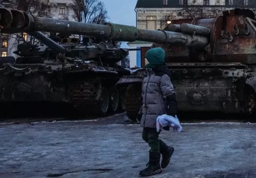 Kleiner Junge zwischen Panzern in der Ukraine