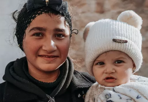 Kann immer noch nicht zur Schule gehen: Halal mit ihre Schwester Sham auf dem Arm