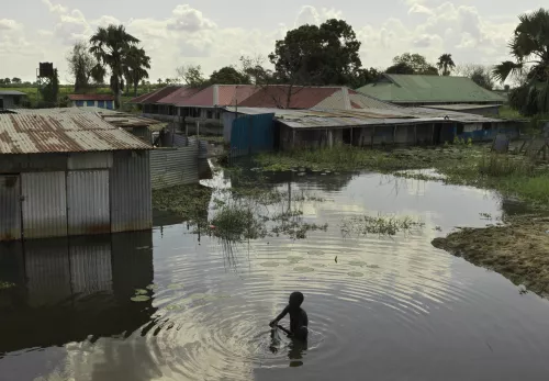 Überschwemmung im Südsudan. Daher wurde jetzt ein Deich gebaut.